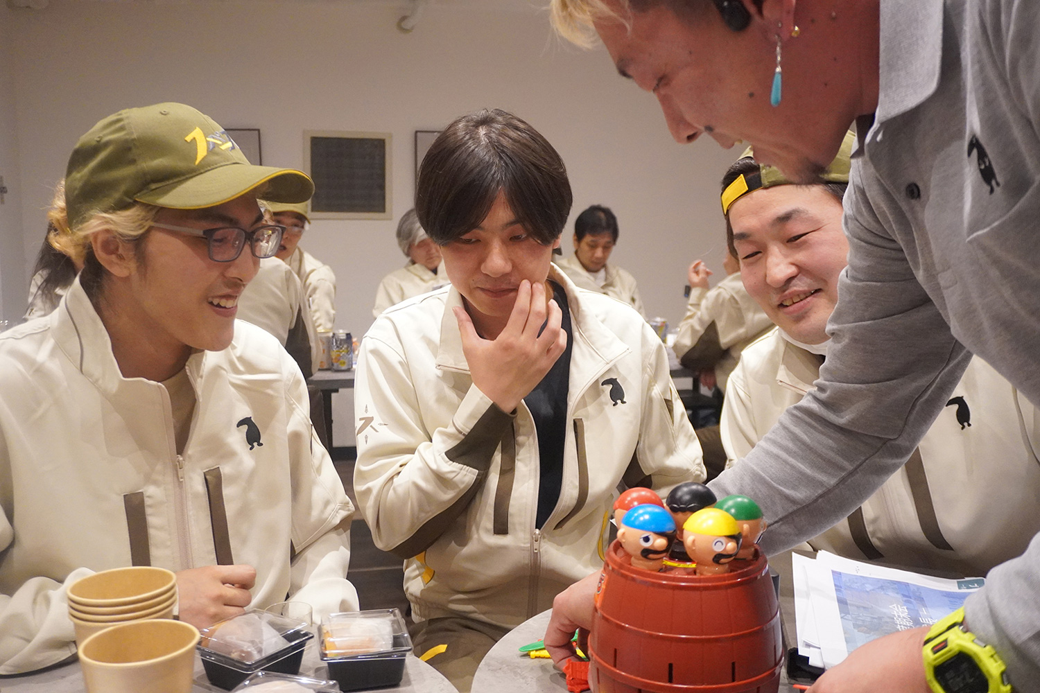 二人の社員の話す部屋